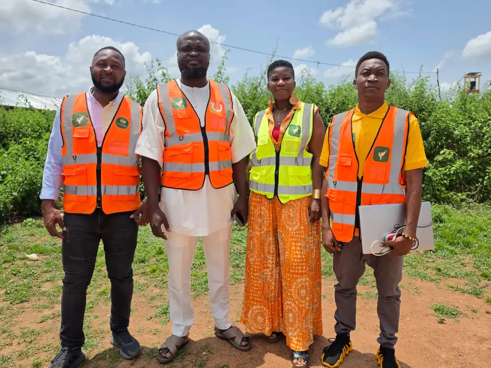 L'équipe AgriElev en gilets orange, sur le terrain au Bénin